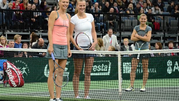 Tenistky Maria Šarapovová, Petra Kvitová a Lucie Šafářová (v pozadí vpravo) během tenisové exhibice v pražské O2 aréně