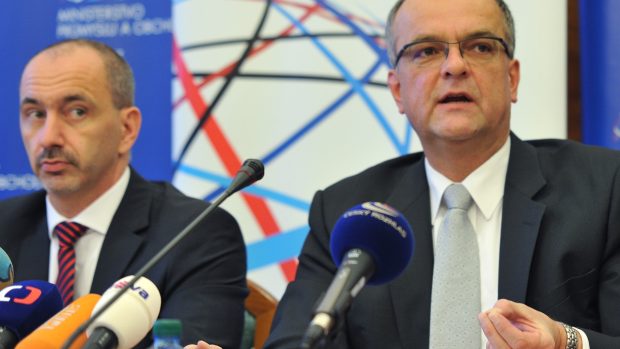 Ministr průmyslu a obchodu Martin Kuba (vlevo) a ministr financí Miroslav Kalousek