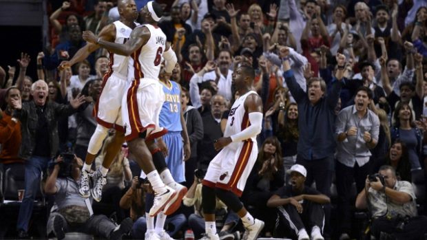 LeBron James and Dwyane Wade slaví výhru v NBA