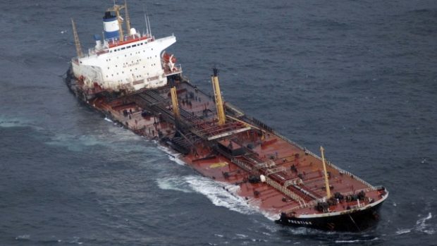 Potápějící se tanker Prestige