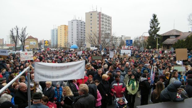 Několik tisíc lidí v Roudnici nad Labem demonstrovalo proti likvidaci tamní nemocnice