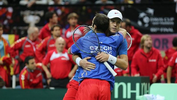 Tomáš Berdych a Radek Štěpánek slaví výhru v deblu