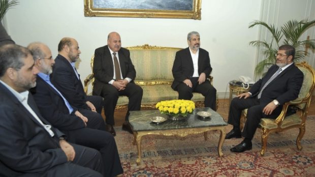 Egyptský prezident Muhammad Mursí jedná s vůdci Hamásu v prezidentském paláci v Káhiře