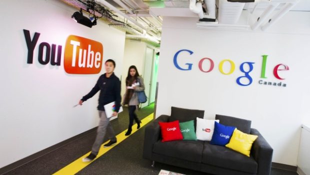 Lidé procházejí před nápisem nejpopulárnějšího serveru na sdílení videa Youtube v nové pobočce společnosti Google v Torontu