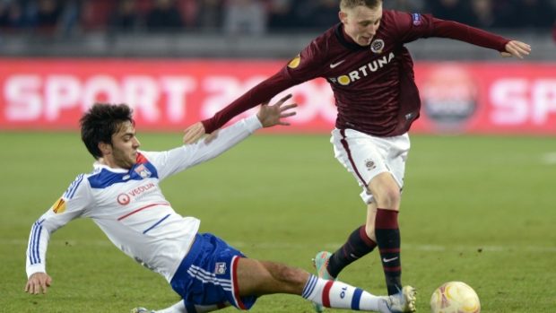 Utkání skupiny I 5. kola základních skupin fotbalové Evropské ligy AC Sparta Praha - Olympique Lyon, 22. listopadu v Praze. Zleva Clément Grenier z Olympique Lyon a Ladislav Krejčí z AC Sparta Praha.