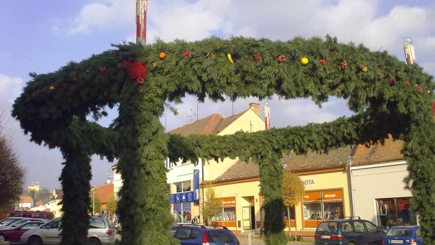 Adventní věnec v centru Miroslavi na Znojemsku už čeká na rozsvícení