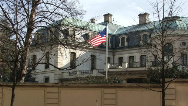 Vila postavená podnikatelem Otto Petschkem ve dvacátých letech – dnes rezidence Velvyslanectví Spojených států amerických v Praze-Bubenči. Pohled z Bubenečské ulice.