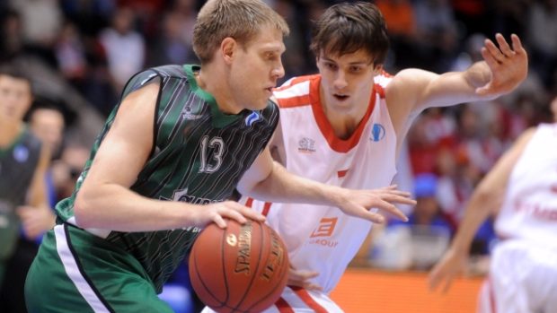 Utkání 4. kola skupiny A basketbalového Evropského poháru ULEB ČEZ Basketball Nymburk - BC Prienai 28. listopadu v Pardubicích. Zleva Gintaras Kadžiulis z celku Prienai a nymburský Vojtěch Hruban.