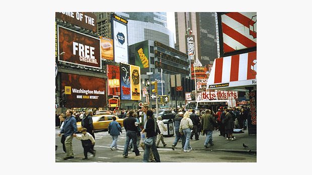 Po Times Square se stále valí davy chodců