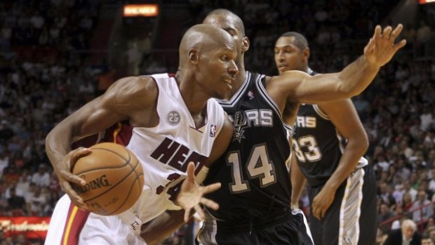 Miami Heat guard Ray Allen (L) drives to the basket past San Antonio Spurs guard Gary Neal during their NBA basketball game at the American Airlines Arena in Miami, Florida, November 29, 2012