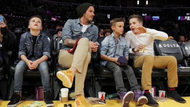 David Beckham se svými dětmi na utkání NBA