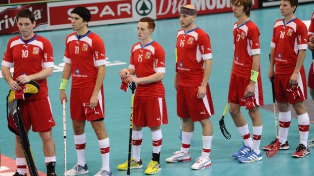 Čeští florbalisté poslouchají hymnu před utkáním se Spojenými státy
