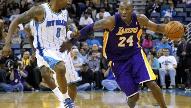 Kobe Bryant (vpravo) se zapsal do historie NBA