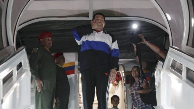 Venezuelský prezident Hugo Chávez se loučí před odletem na Kubu