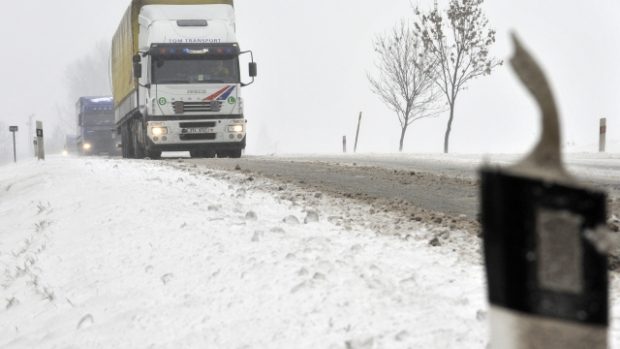 Dopravu na většině území republiky stěžuje sníh a náledí