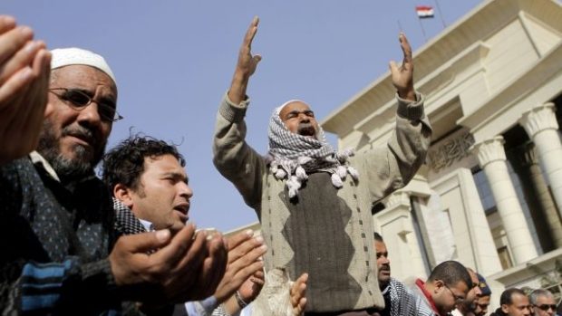 Islamisté vyjadřují podporu egyptskému prezidentovi Mursímu před Nejvyšším ústavním soudem v Káhiře