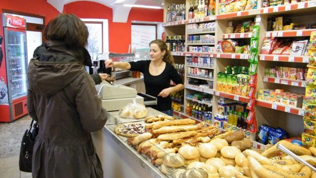 V tomto nonstop obchodě v Ústí nad Labem nebudou zatím kvůli DPH ceny zvyšovat. Od 7. ledna mírně podraží jen pečivo z tamní pekárny