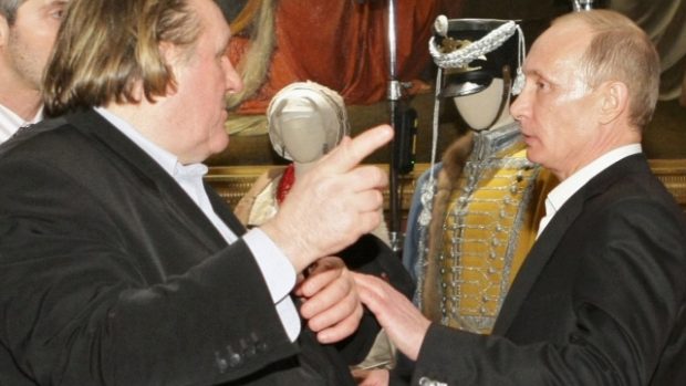 Francouzský herec Gerard Depardieu s tehdejším ruským premiérem, dnes už prezidentem Vladimirem Putinem na snímku z prosince 2010