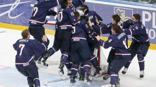 Hokejisté USA slaví triumf na mistrovství světa svacetiletých