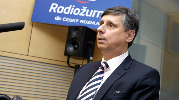 Kandidát na prezidenta Jan Fischer ve studiu Radiožurnálu