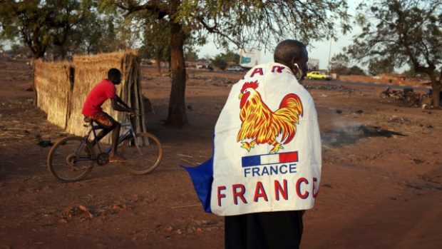 Obyvatel metropole Bamako vyjadřuje podporu francouzským vojákům