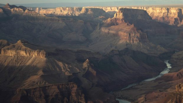 Velký kaňon vyhloubila řeka Colorado v polopouštní skalnaté krajině na území dnešního státu Arizona. Je dlouhý přes 440 kilometrů