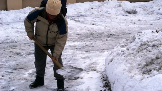 Ruční údržba chodníků ve Vsetíně