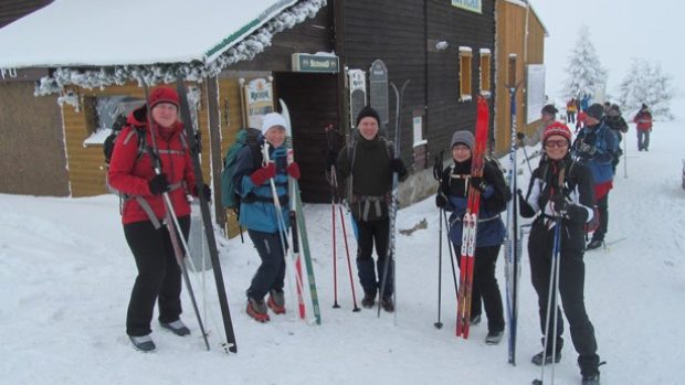 Část výpravy krušnohorského přejezdu s Ladislavem Zoubkem z Klubu českých turistů uprostřed