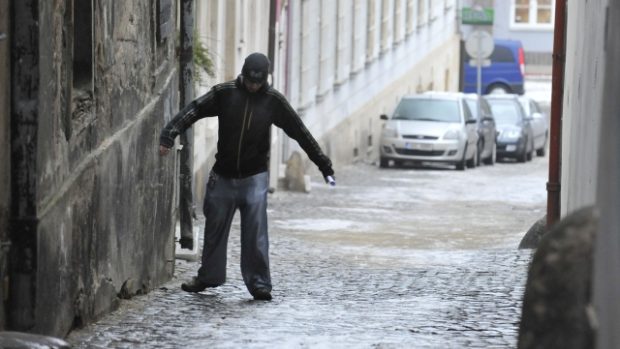 Ledovka nekomplikuje cestu jen řidičům, ale i  chodcům (snímek je z dnešního rána z Olomouce)