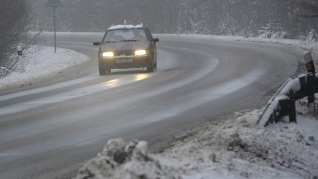 Ledovka ztěžuje od noci sjízdnost prakticky v celém Česku