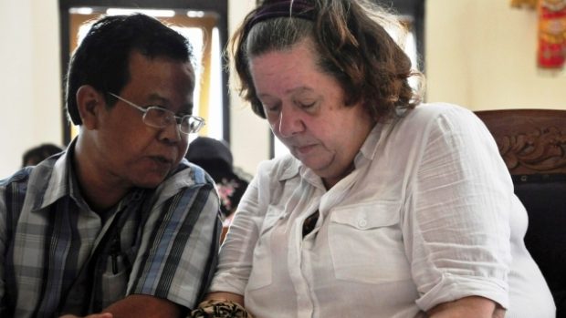 Britka Lindsay Sandifordová s tlumočníkem během procesu na Bali