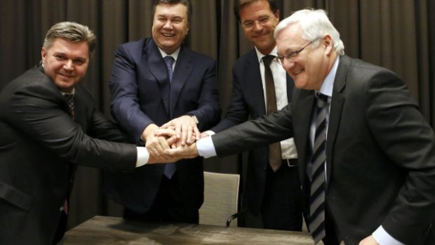 Ukrajinský ministr paliv Eduard Stavitsky, prezident Viktor Jakukovič, nizozemský premiér Mark Rutte a šéf firmy Royal Dutch Shell Peter Voser podepsali dohodu o těžbě břidlicového plynu