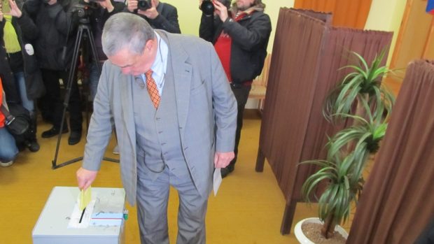 Karel Schwarzenberg odvolil v obci Sýkořice u Rakovníka, do urny ale vhodil lístek bez obálky