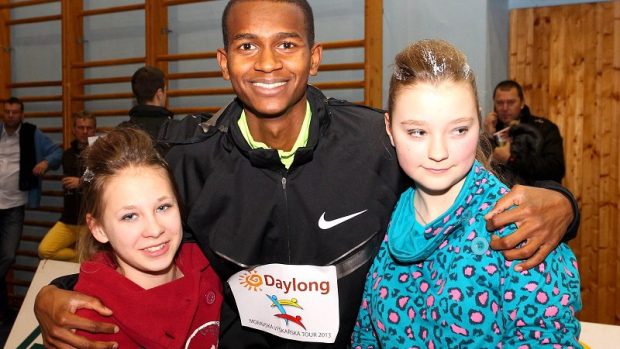 Mutaz Essa Barshim s mladými fanynkami
