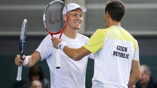 Tomáš Berdych (vlevo) s Lukášem Rosolem se radují z vítězství ve čtyřhře nad Švýcary