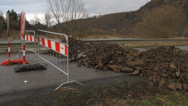 Na trase Vrané nad Vltavou - Zbraslav hrozí zřícení skály. Silnici zahrazuje i kamení.