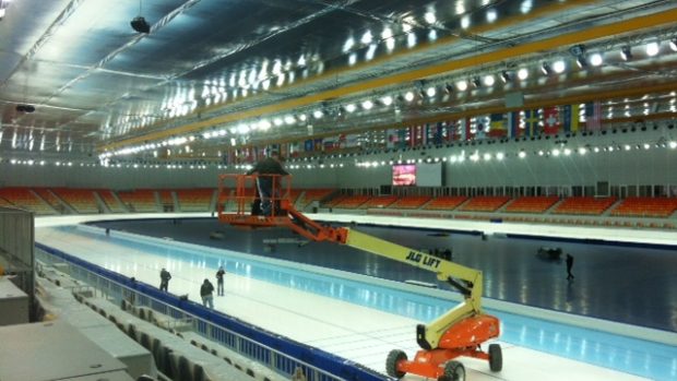 Plošina rychlobruslařského stadionu v olympijském parku v Soči