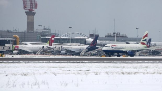 Sníh na britském letišti Heathrow