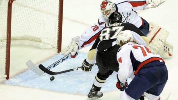 Sidney Crosby překonává brankáře Washingtonu