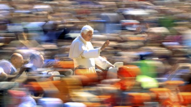 Benedikt XVI. při audienci na Svatopetrském náměstí