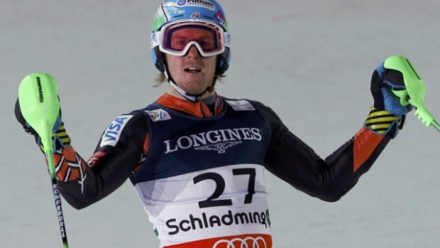 Ted Ligety v cíli superkombinačního slalomu ve Schladmingu