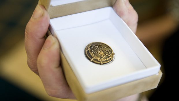 Předseda vlády a pověřený ministr obrany Petr Nečas předal osvědčení dalším účastníkům odboje a odporu proti komunismu