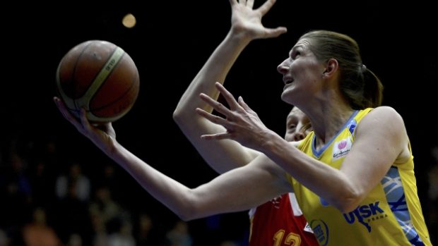 Utkání 2. kola Evropské ligy basketbalistek - 2. zápas: ZVVZ USK Praha - Galatasaray Istanbul, 22. února v Praze. Ilona Burgrová z USK Praha (vpravo) a Ann Wautersová z Istanbulu.