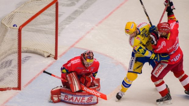 Utkání 50. kola hokejové extraligy HC Mountfield České Budějovice - PSG Zlín 22. února v Českých Budějovicích. Českobudějovický brankář Pavel Kantor chytá střelu, před ním jsou spoluhráč František Ptáček a Petr Čajánek ze Zlína (uprostřed).