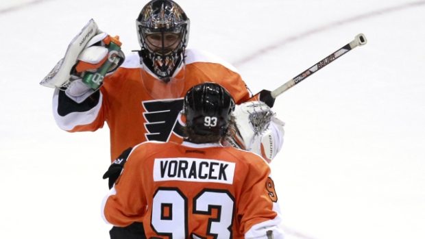Jakub Voráček slaví s Iljou Bryzgalovem vítězství Philadelphie nad Winnipegem