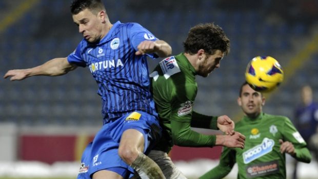 Utkání 17. kola první fotbalové ligy: Slovan Liberec - Baumit Jablonec, 23. února v Liberci. Zleva liberecký Ondřej Kušnír a jablonečtí Marek Kysela a Lukáš Zoubele.