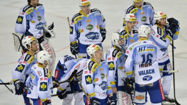 Utkání 52. kola hokejové extraligy HC Sparta Praha - HC Kometa Brno hrané 26. února v Praze. Zklamaní hráči brněnské Komety po prohraném utkání, z něhož nepostoupili do předkola play off.