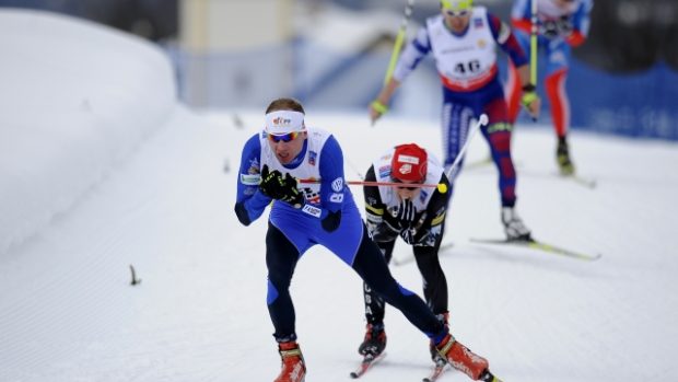 Závod mužů na 15km volnou technikou, v popředí český reprezentant Lukáš Bauer