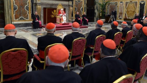 Odcházející papež Benedikt XVI. se ve Vatikánu rozloučil s kardinály. Právě ti budou vybírat jeho nástupce