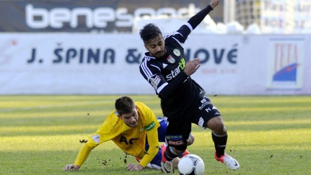18. kolo první fotbalové ligy: 1. FK Příbram - FK Teplice, 2. března v Příbrami. Mašán Azíz (vpravo) z Příbrami a Aldin Čajič z Teplic.